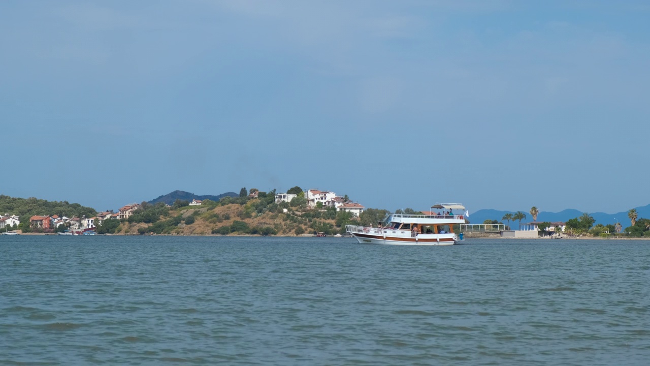 旅行游艇在绿松石阳光泻湖。视频素材