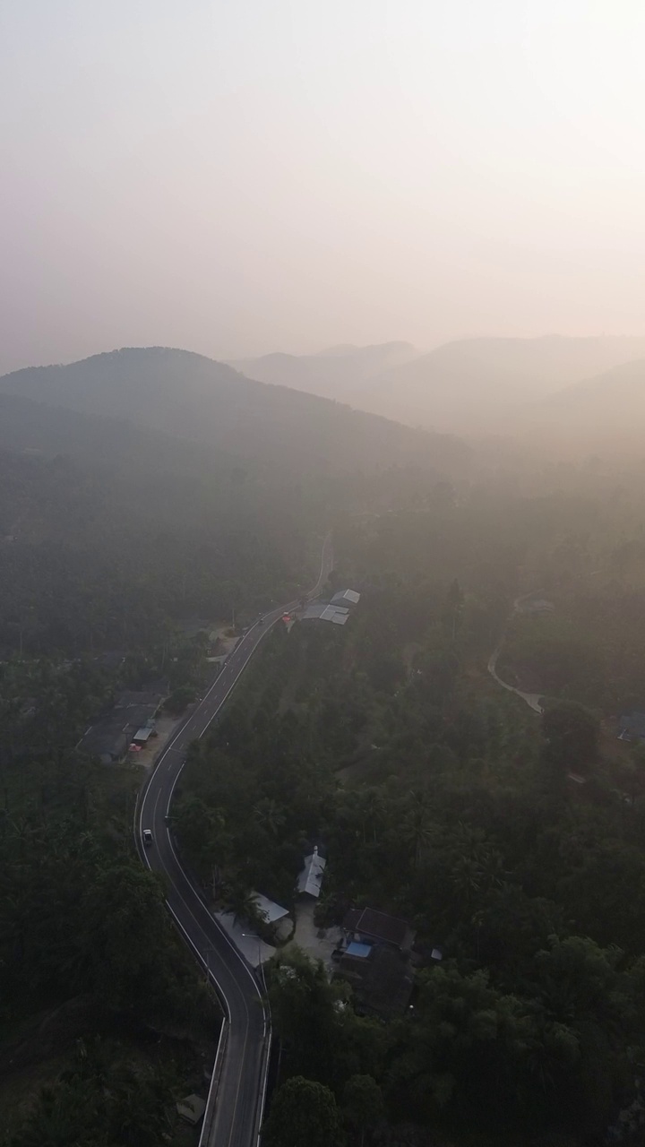 路在山谷里，早晨有雾。高角度视角。视频素材