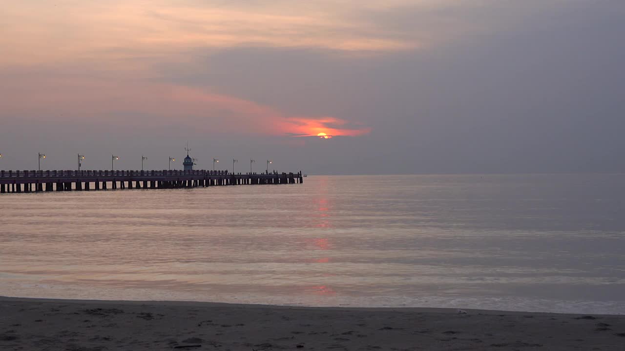 平静的海面上日落的时间流逝。地平线上的黎明视频素材