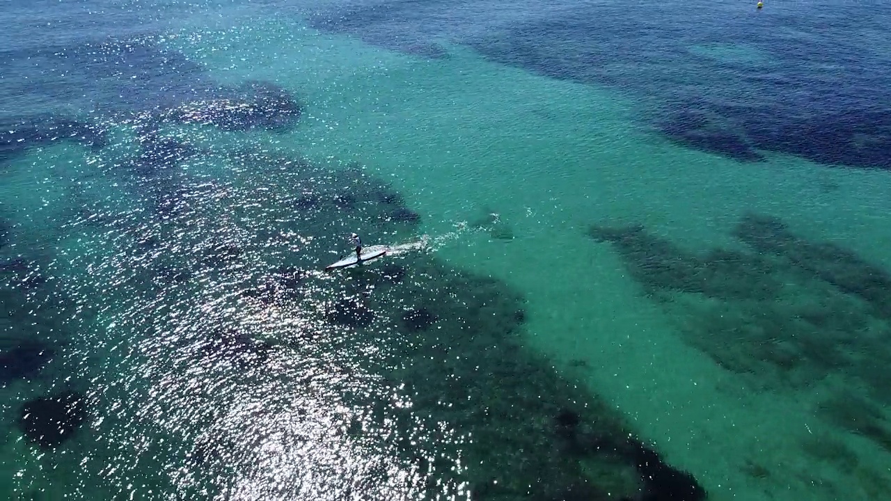 海景和练习桨冲浪的运动员视频素材