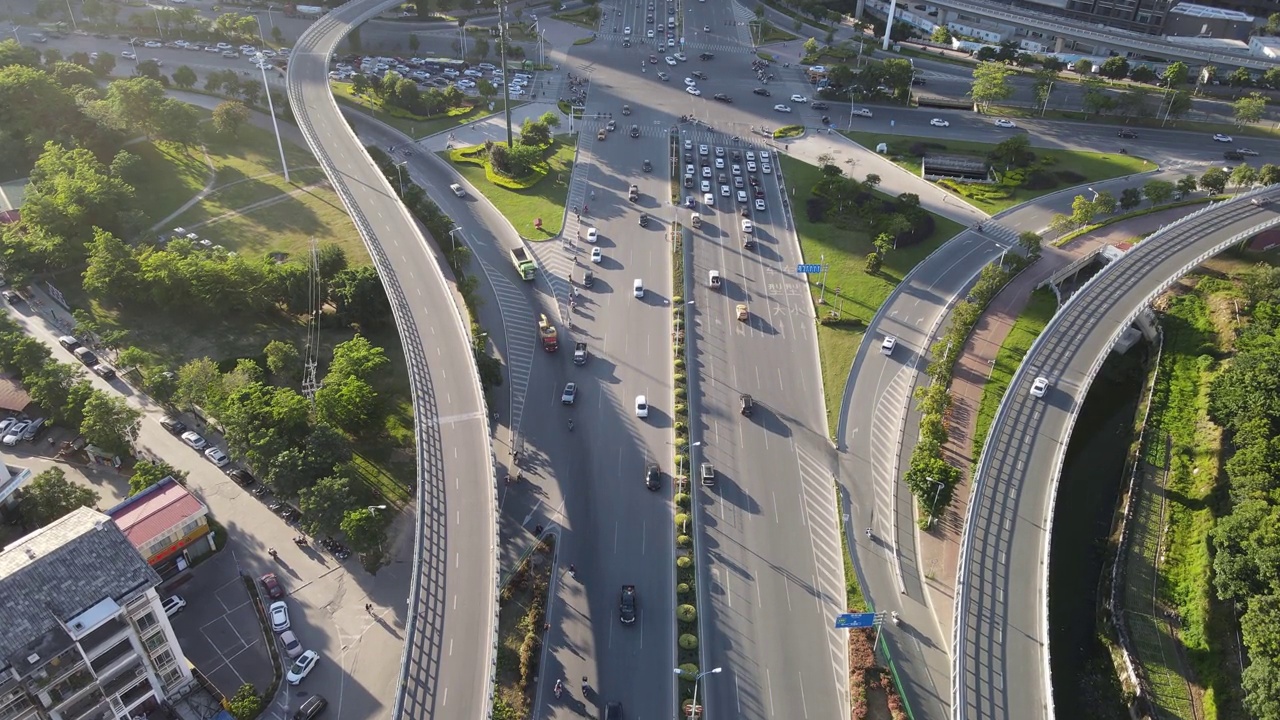 城市立交桥公路交通状况鸟瞰图视频素材