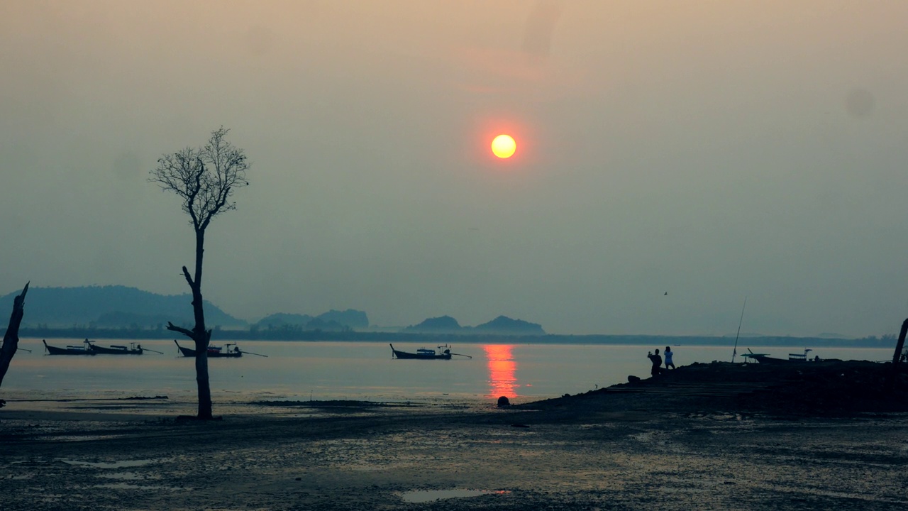 日出在koh Mook或koh Muk岛，在泰国董，股票视频…视频素材