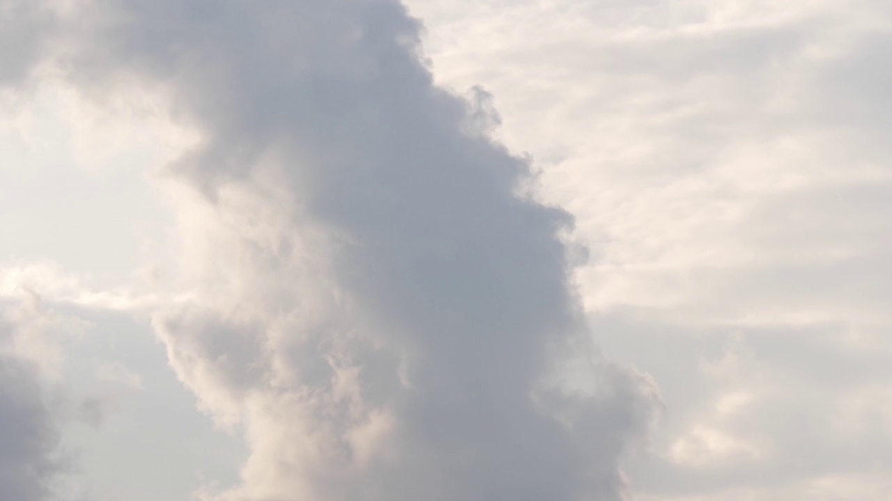 白色多云的天空，随风飘动的灰色蓬松云的快速b-roll场景，雨季美丽的云景环境的抽象时间流逝视频素材