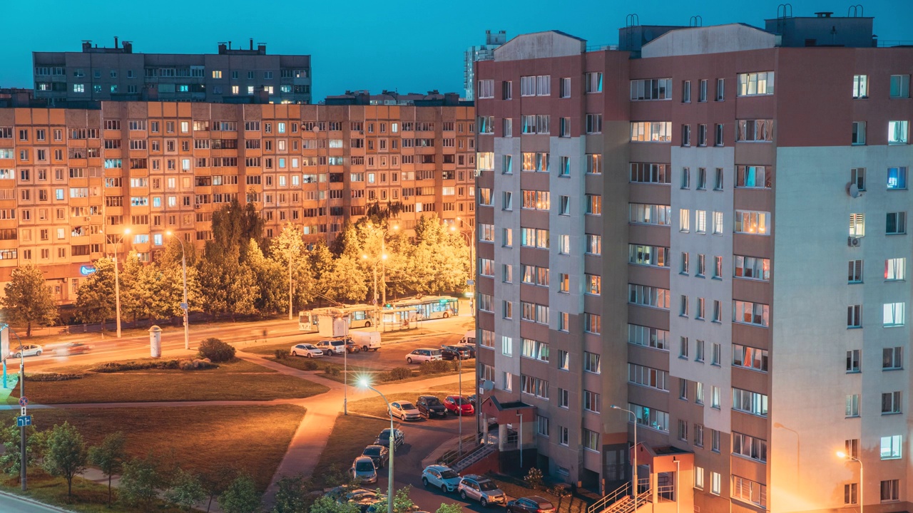 高层房屋的延时夜景。城市交通和高层住宅。高架景观城市天际线。夜间灯光照明延时。街道背景背景夜间延时视频素材