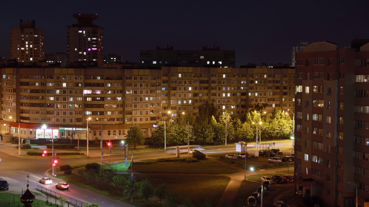 高层住宅的延时夜景。城市交通和高层住宅。高架景观城市天际线。夜间灯光延时。街道背景背景夜间延时视频素材