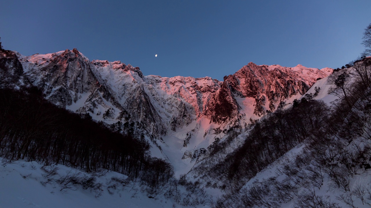 白雪皑皑的谷川山在月光下闪闪发光视频素材