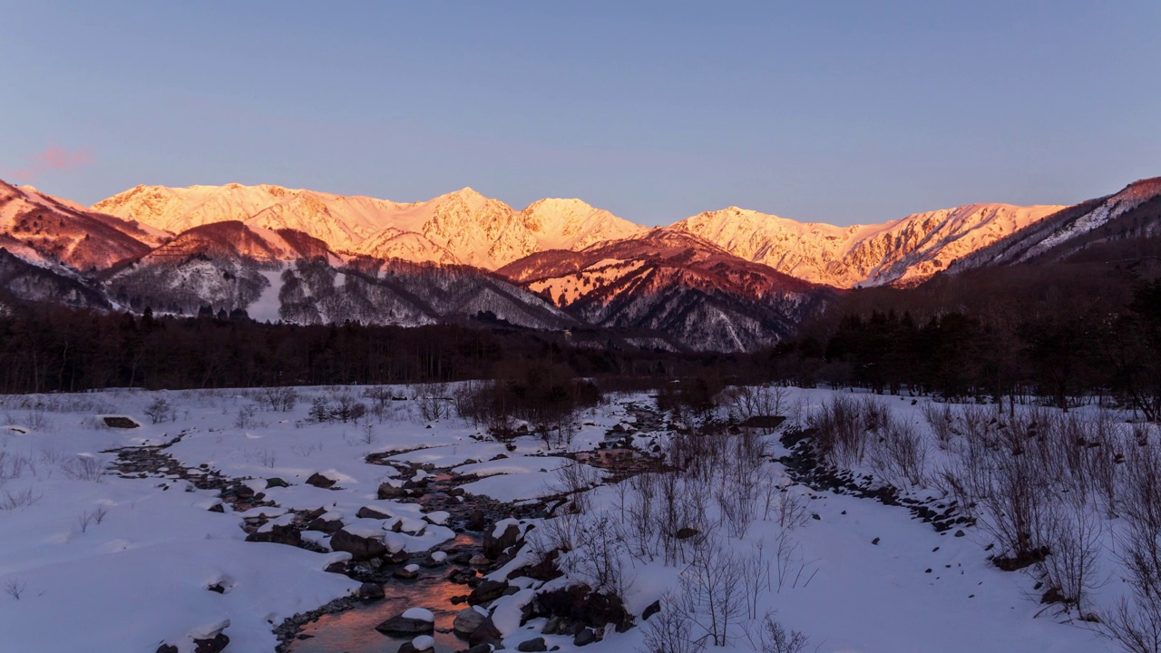 从白波桥拍摄的北阿尔卑斯山雪景视频下载