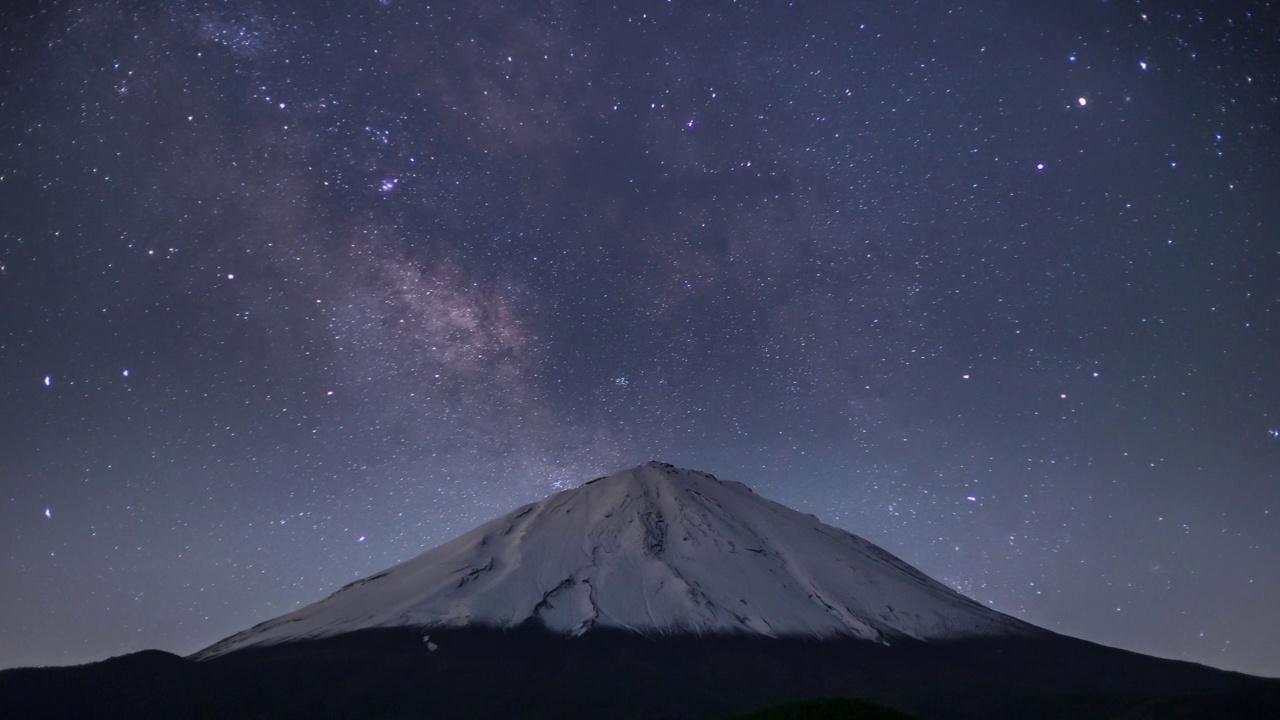 白雪覆盖的富士山和银河系的延时视频视频下载