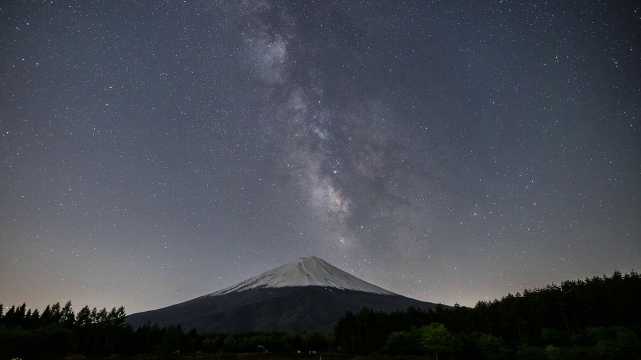 白雪覆盖的富士山和银河系的延时视频视频下载