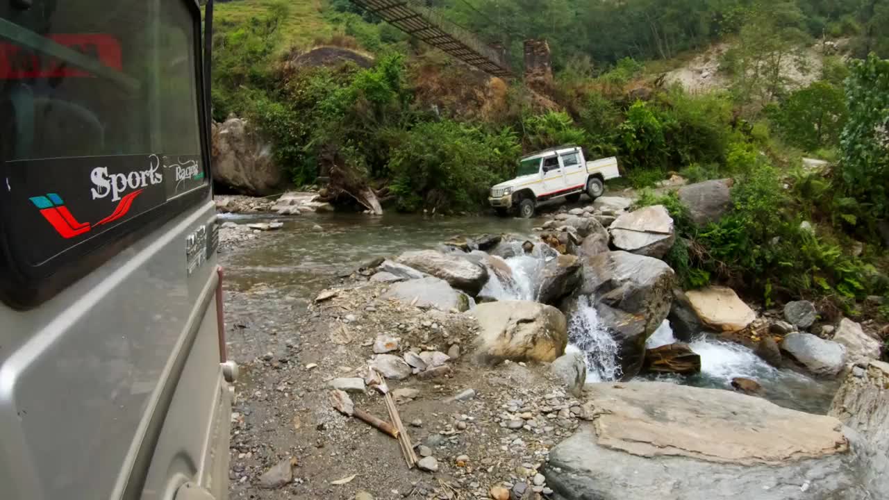 路在喜马拉雅山脉视频素材