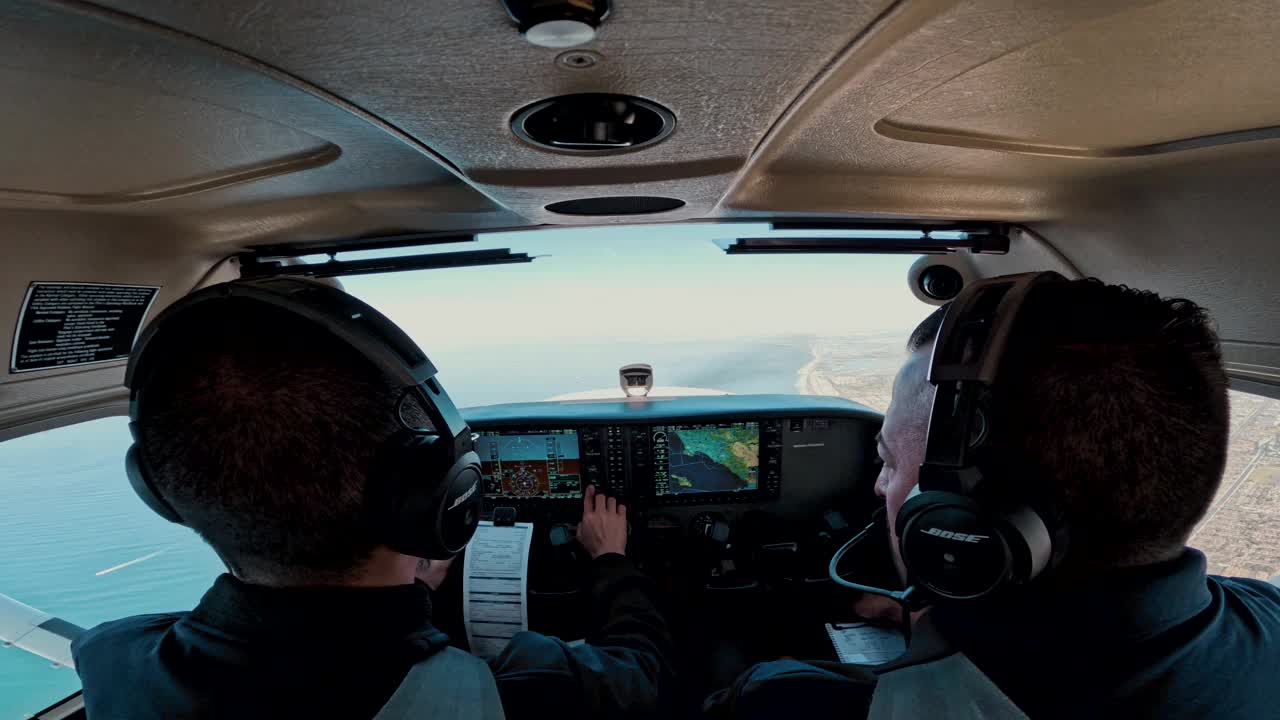 一架轻型飞机正沿着海岸线飞行视频下载