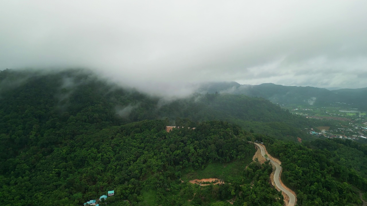 泰国普吉岛翠绿的大山上的云雾鸟瞰图。视频素材