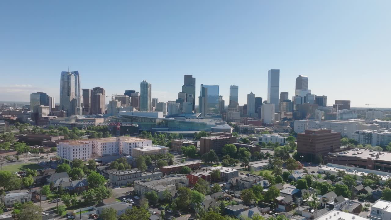 鸟瞰丹佛科罗拉多城市天际线在美丽的阳光明媚的日子视频下载