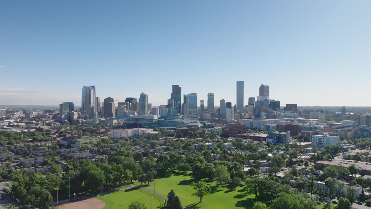 鸟瞰丹佛科罗拉多城市天际线在美丽的阳光明媚的日子视频下载