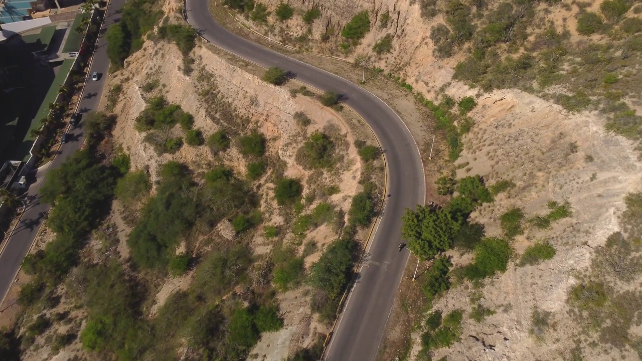 空中拍摄的山上的道路和附近的海滩视频素材