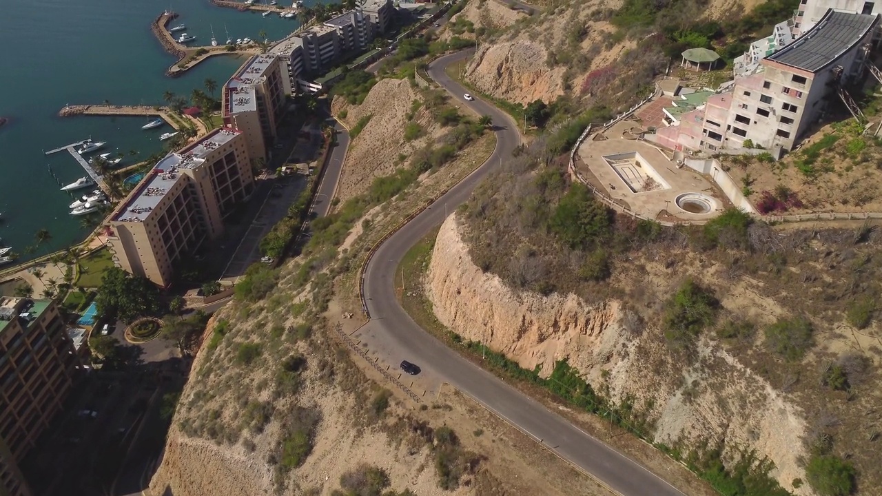 空中拍摄的山上的道路和附近的海滩视频素材