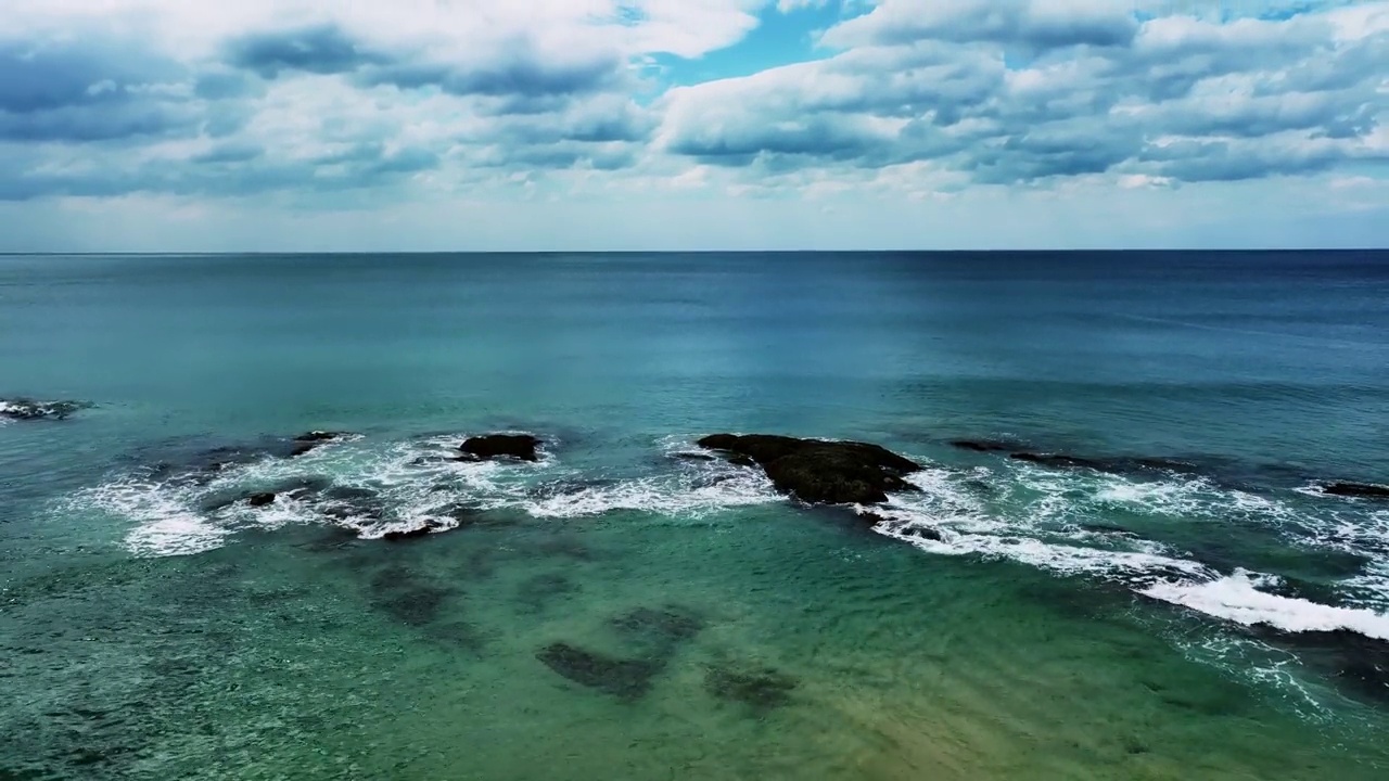 令人惊叹的海滩与海浪泡沫。美丽的海面自然海景。概念度假夏季旅游目的地视频素材