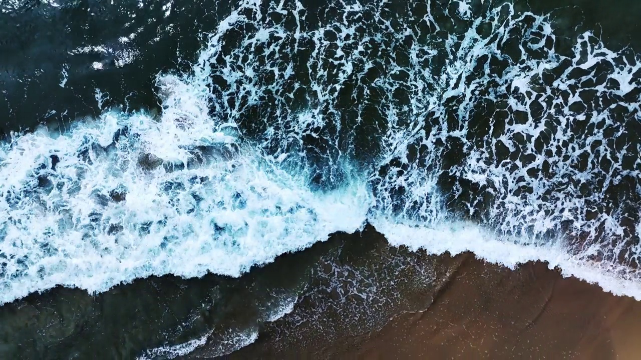 令人惊叹的海滩与海浪泡沫。美丽的海面自然海景。概念度假夏季旅游目的地视频素材