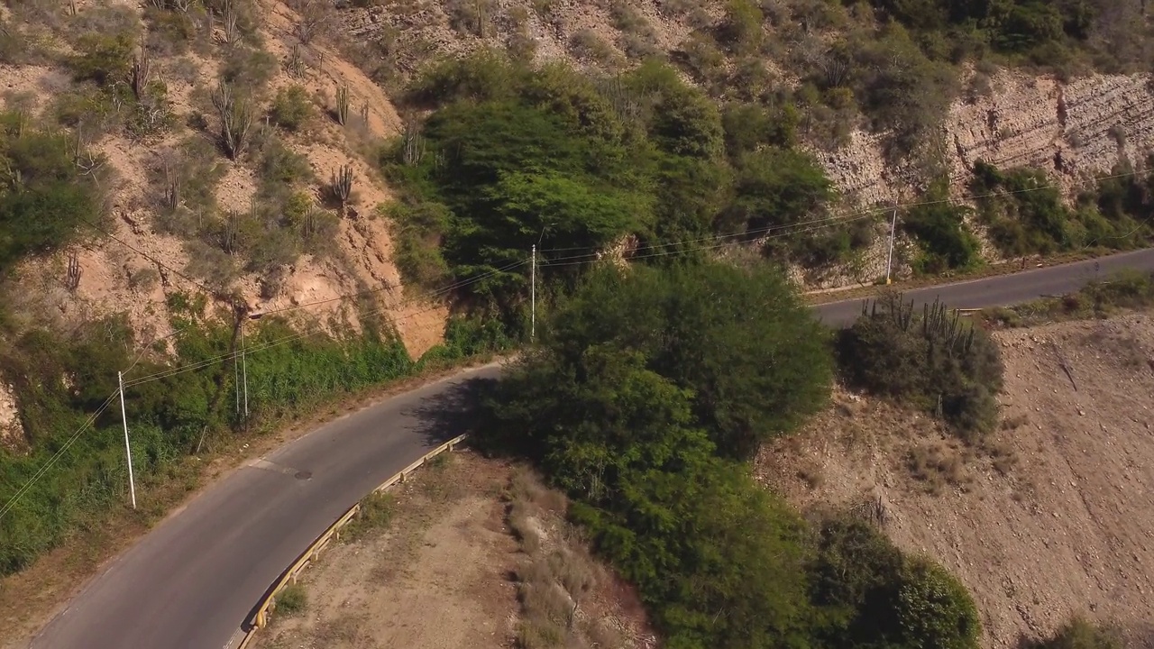 空中拍摄的山上的道路和附近的海滩视频素材