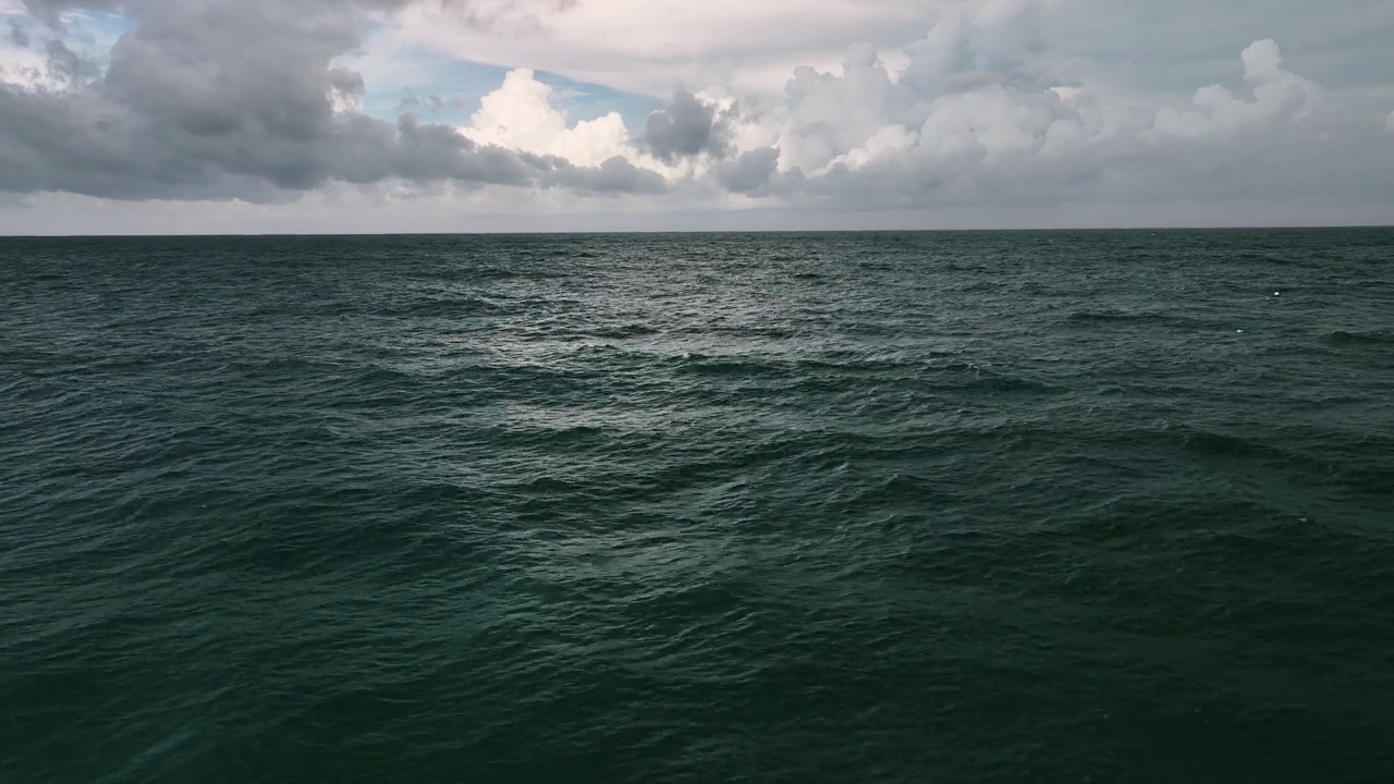 令人惊叹的海滩与海浪泡沫。美丽的海面自然海景。概念度假夏季旅游目的地视频素材