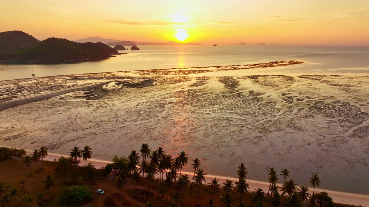 大海在日落或日出在海滩视频4K，太阳触及地平线，红色的天空在黄金小时惊人的海景，海洋海滩日落，太阳在旋流云奇妙的自然日落视频素材