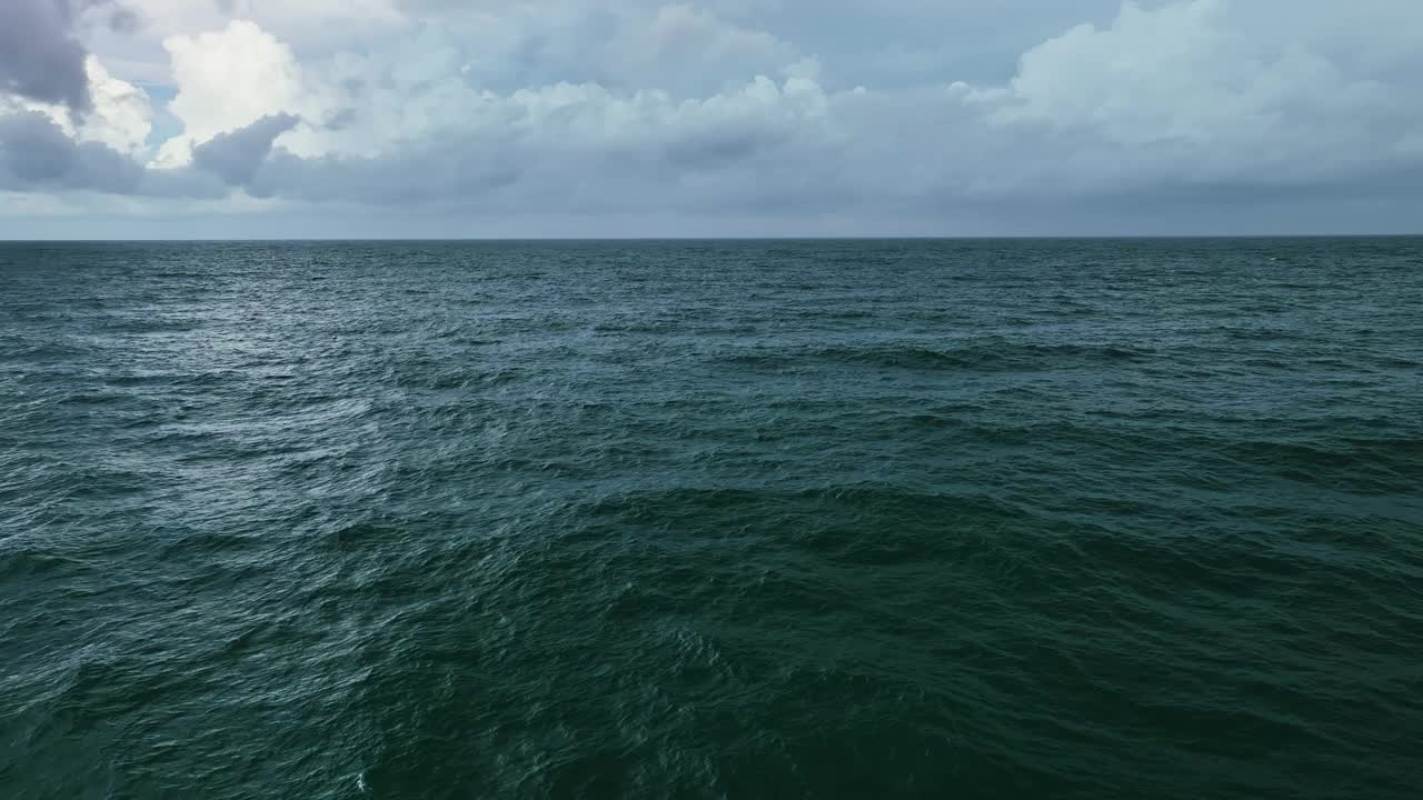 令人惊叹的海滩与海浪泡沫。美丽的海面自然海景。概念度假夏季旅游目的地视频素材