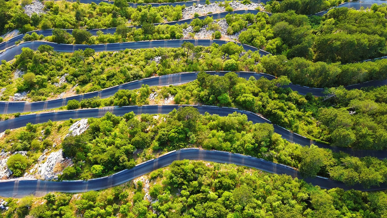 蜿蜒的道路-洛夫肯斯基蜿蜒曲折，有危险的转弯，通往覆盖着植被的黑山山脉的顶部视频素材