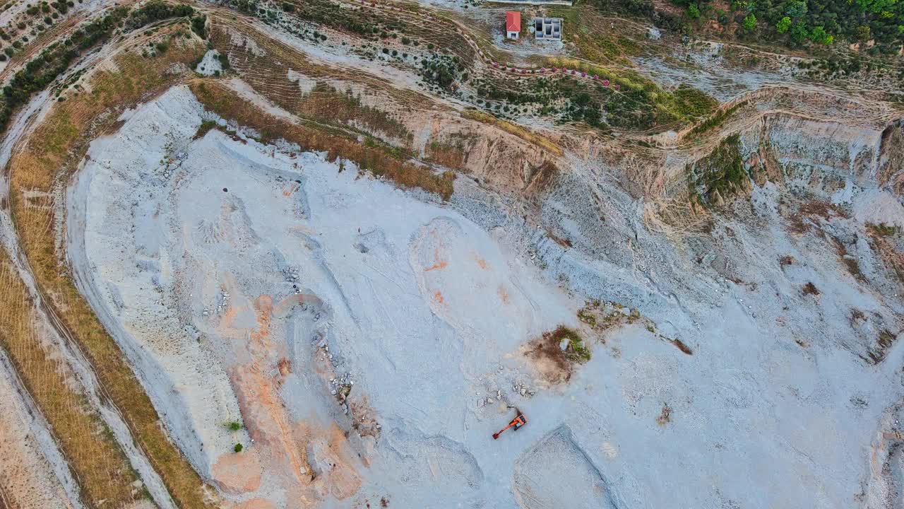 黑山的沙坑和现代化的设备和机器，在山脉的背景下提取沙子视频素材