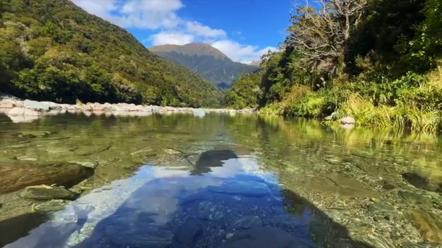 哈斯特河仍然清澈透明的水流过山口视频下载