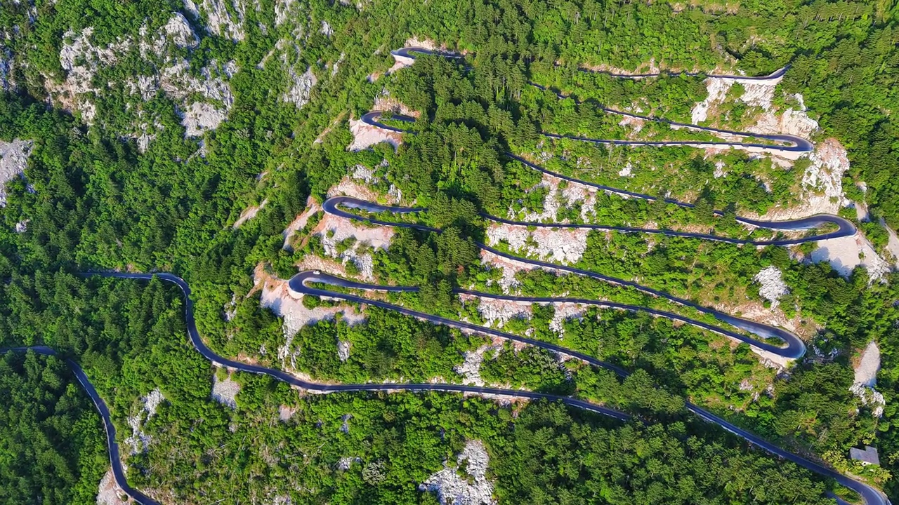 蜿蜒的道路-洛夫肯斯基蜿蜒曲折，有危险的转弯，通往覆盖着植被的黑山山脉的顶部视频素材