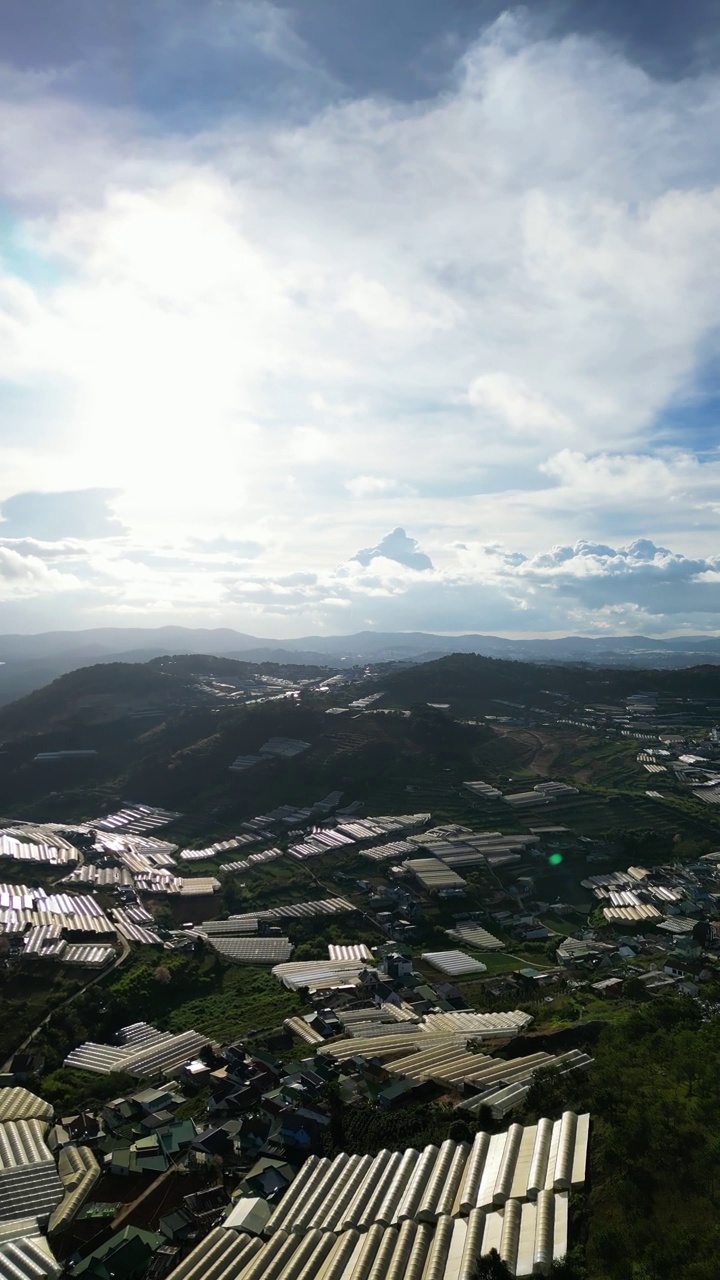 大乐之旅:穿越垂直风景的迷人玩偶之旅视频下载