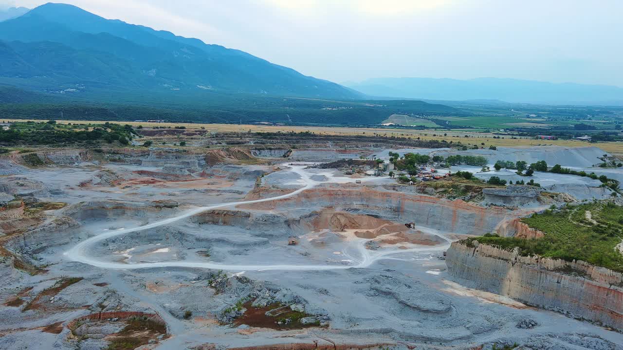 黑山的沙坑和现代化的设备和机器，在山脉的背景下提取沙子视频素材