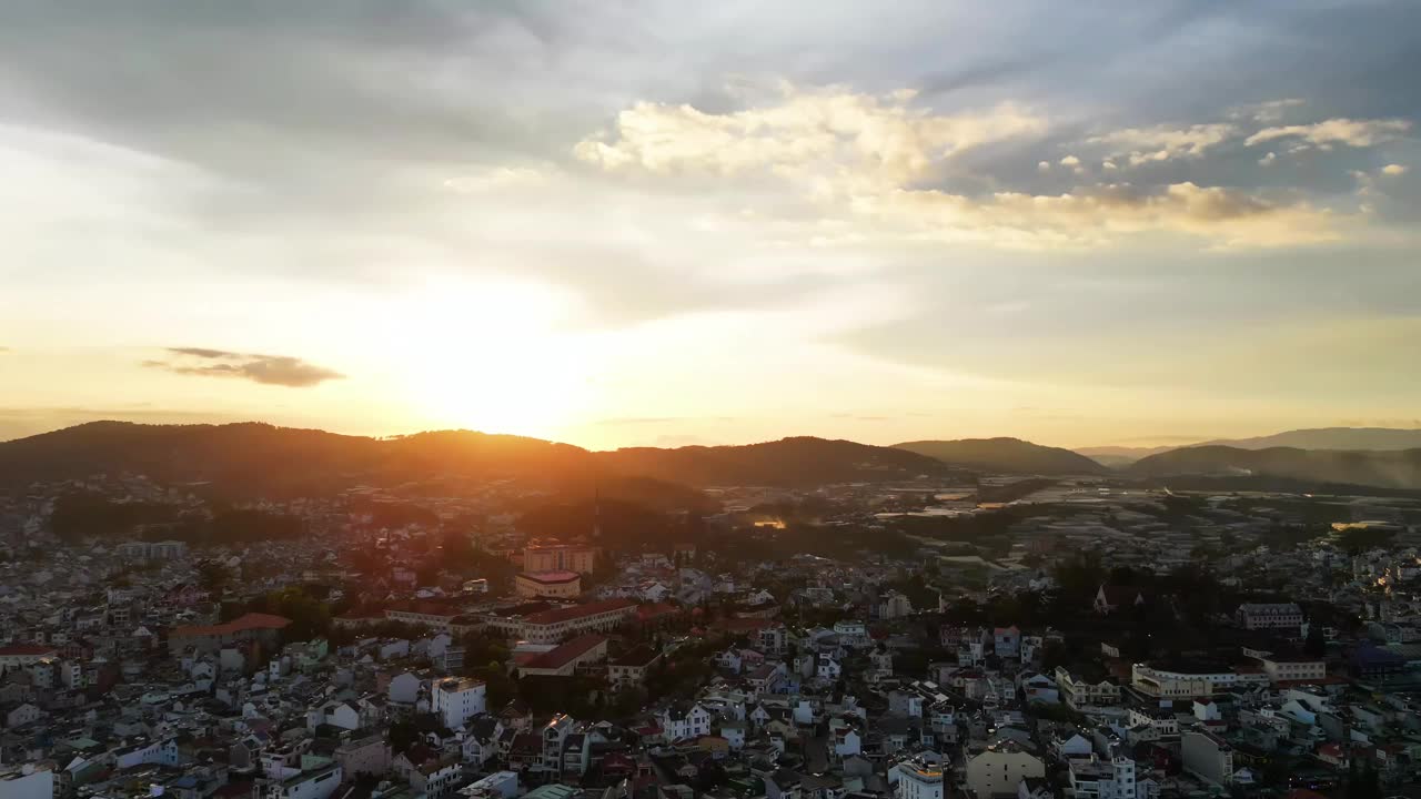 黄昏宁静:大叻迷人风景的迷人时间流逝视频素材