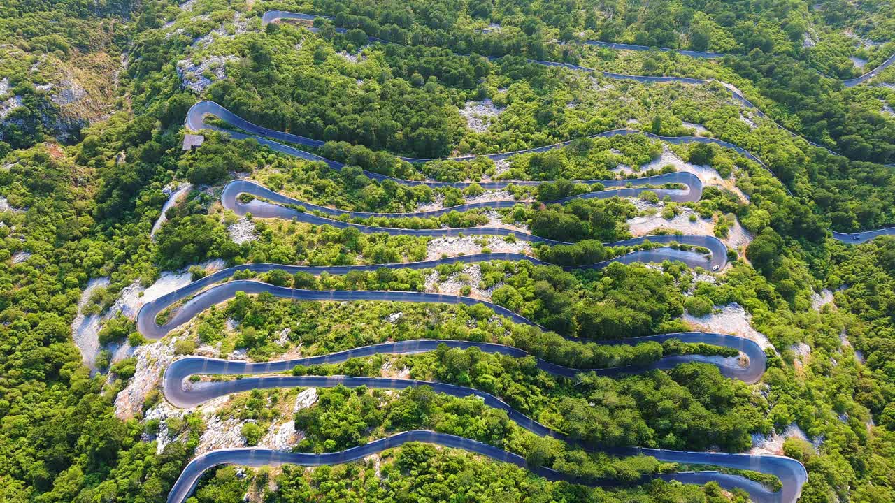 蜿蜒的道路-洛夫肯斯基蜿蜒曲折，有危险的转弯，通往覆盖着植被的黑山山脉的顶部视频素材