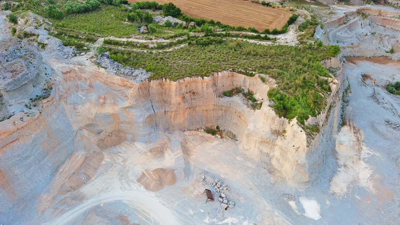 黑山的沙坑和现代化的设备和机器，在山脉的背景下提取沙子视频素材