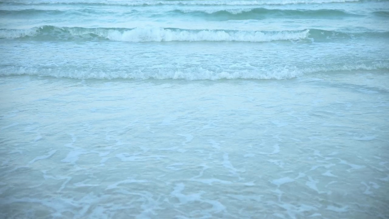 海水拍打着沙滩视频素材