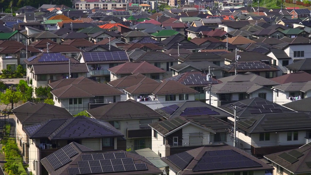 从山顶俯瞰住宅区的房屋视频素材