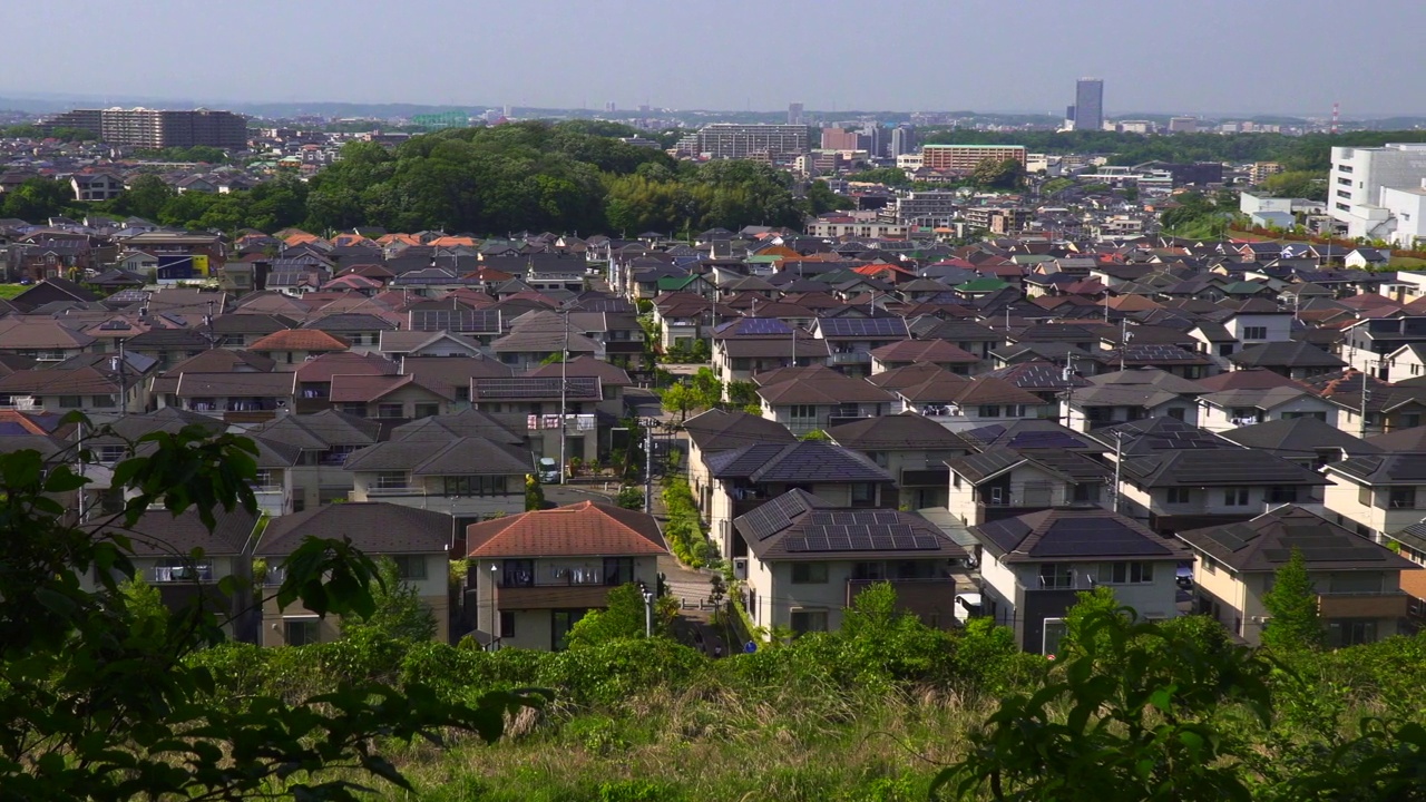 从山顶俯瞰住宅区的房屋视频素材