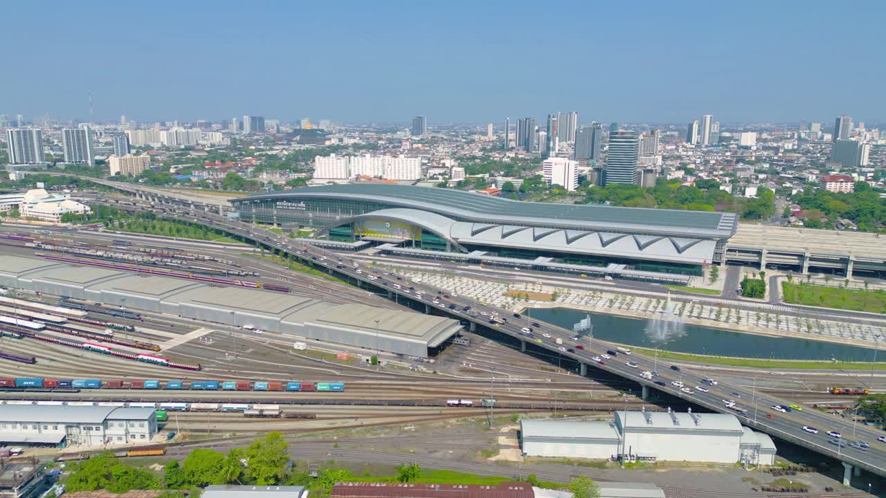 曼谷铁路终点站鸟瞰图，防弹少年团与城市摩天大楼，曼谷市中心天际线，泰国。交通街道上的汽车，公路上的汽车。视频素材