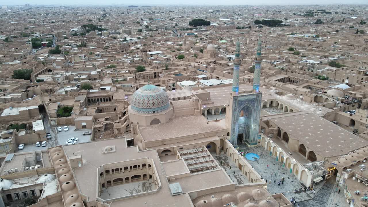 在伊朗亚兹德的Masjid-e-Jāmeh清真寺周围盘旋视频素材