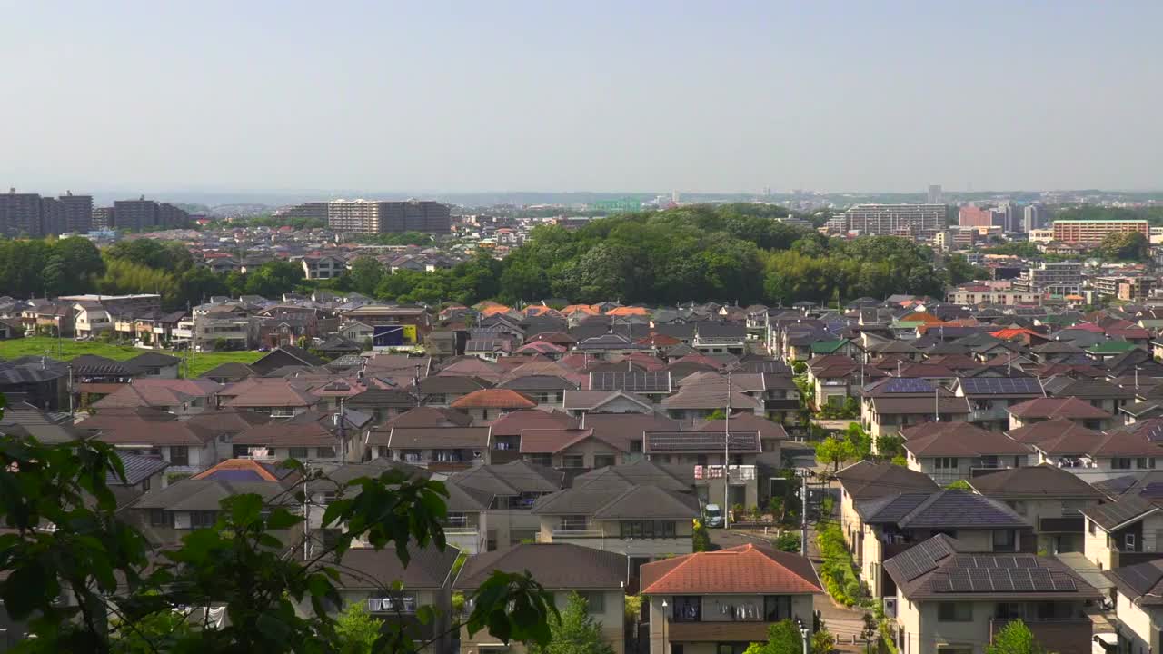 从山顶俯瞰住宅区的房屋视频素材