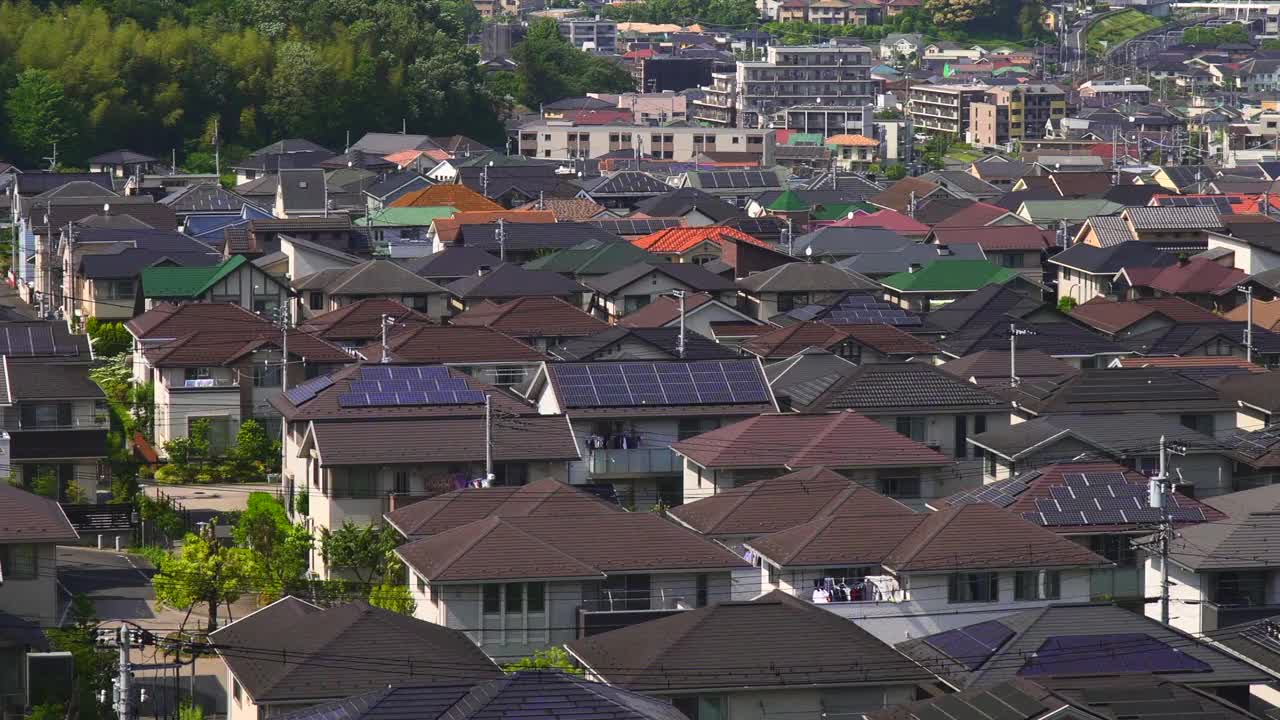 从山顶俯瞰住宅区的房屋视频素材