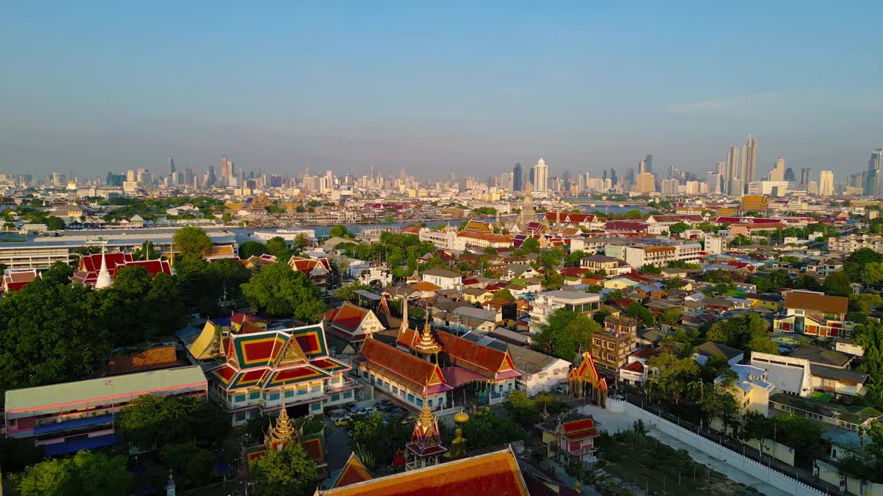 从空中俯瞰黎明寺或笏阿伦雕像和湄南河，泰国曼谷，在Rattanakosin岛的建筑，城市老城区，日落时的天际线。视频素材