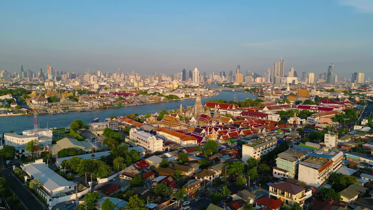 从空中俯瞰黎明寺或笏阿伦雕像和湄南河，泰国曼谷，在Rattanakosin岛的建筑，城市老城区，日落时的天际线。视频素材