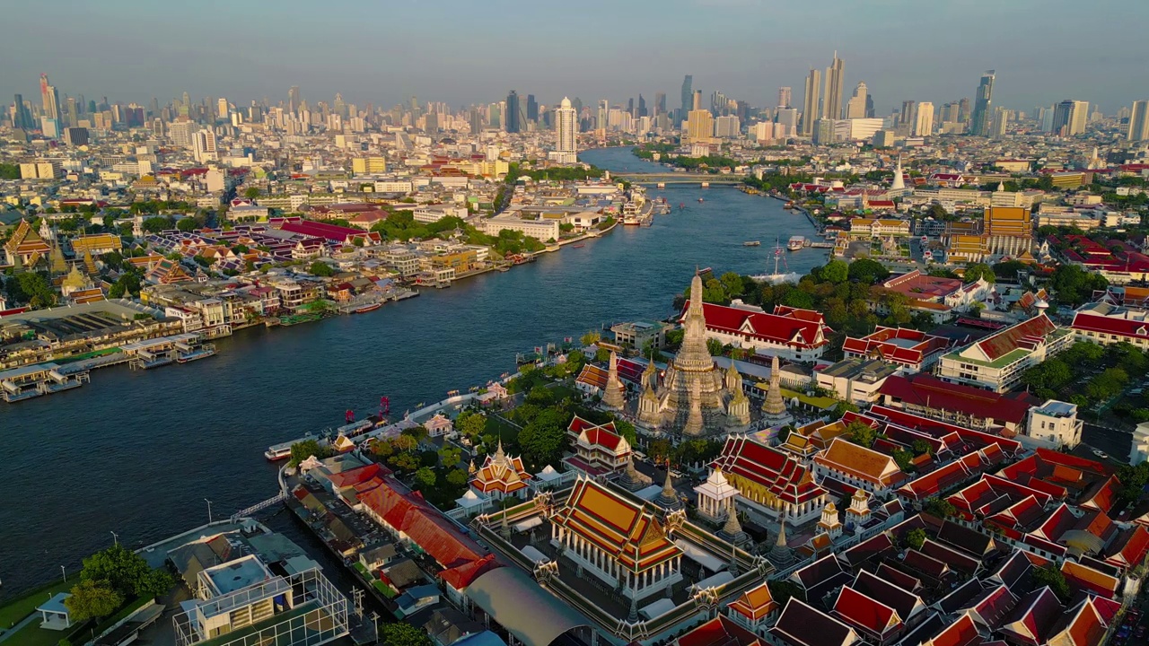 从空中俯瞰黎明寺或笏阿伦雕像和湄南河，泰国曼谷，在Rattanakosin岛的建筑，城市老城区，日落时的天际线。视频素材