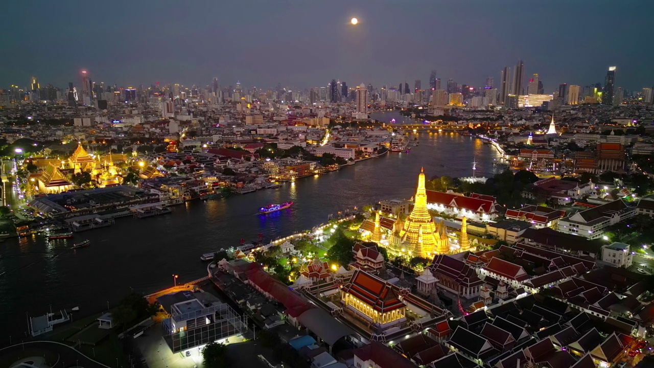 从空中俯瞰黎明寺或笏阿伦雕像和湄南河，泰国曼谷，在Rattanakosin岛的建筑，城市老城区，日落时的天际线。视频素材