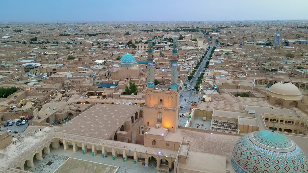 在伊朗亚兹德的地标之一Masjid-e-Jāmeh清真寺上空盘旋视频下载