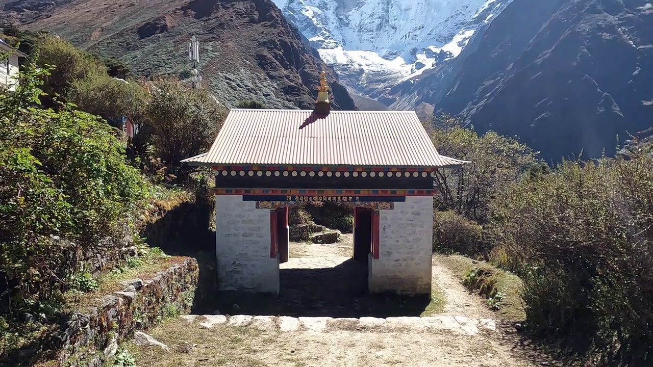 从尼泊尔东部昆布山谷的Tengboche村看到的Kangtega山(6779米)。视频素材