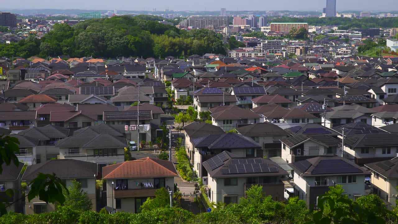 从山顶俯瞰住宅区的房屋视频素材