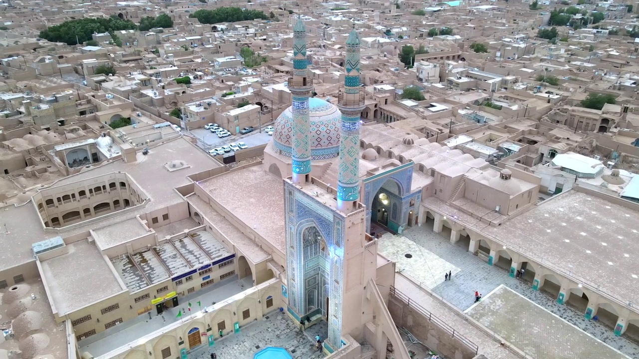 在伊朗亚兹德的地标之一Masjid-e-Jāmeh清真寺周围盘旋视频素材